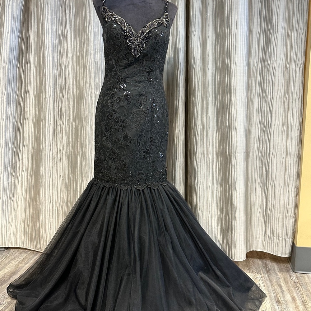 Macduggal long black fit and flare size 8 lace and tulle